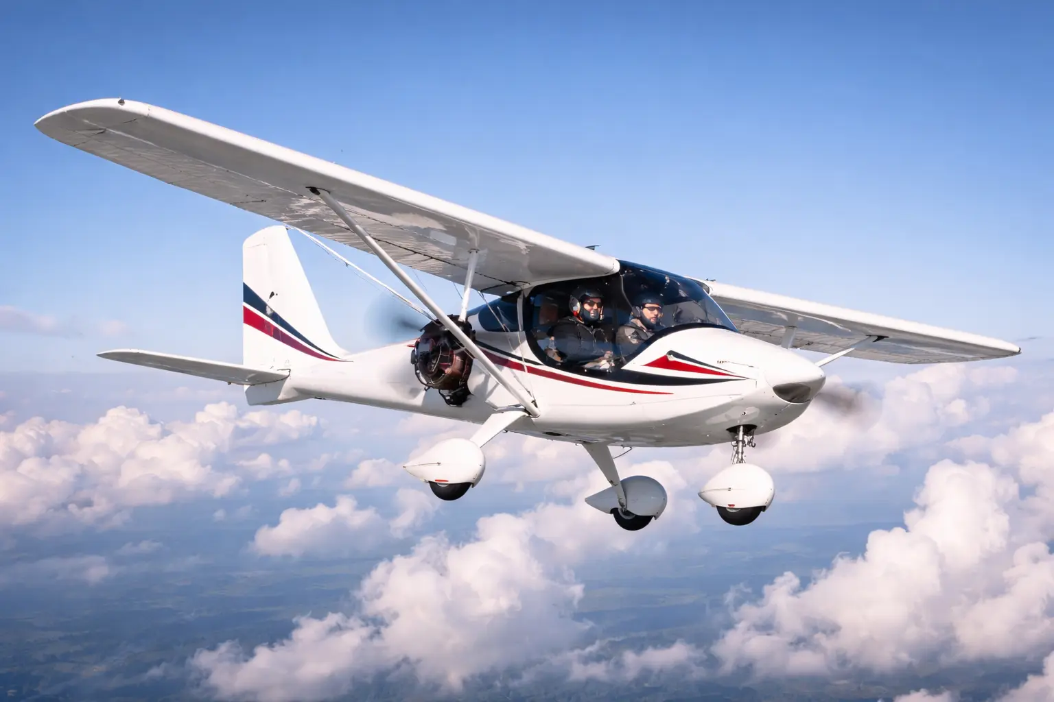 Baptême en ULM, aéronef léger en vol dans un ciel bleu