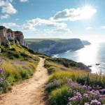 Randonnée en Bretagne sur un sentier côtier avec vue sur l'océan